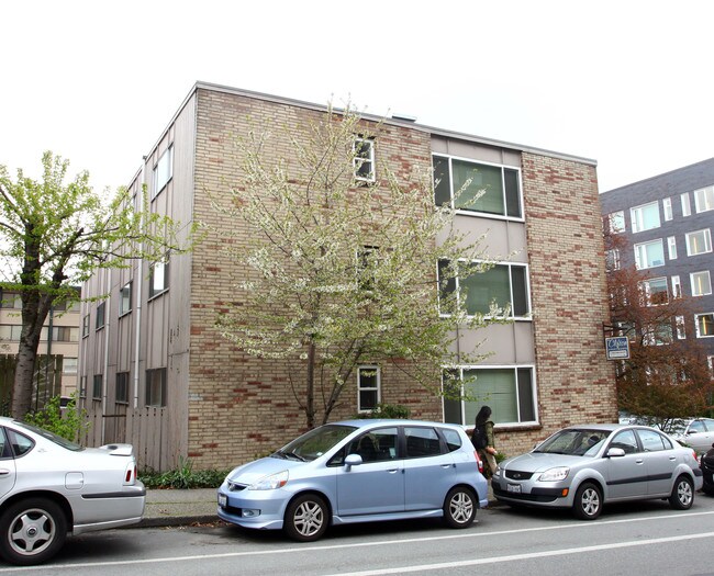 Clifton Apartments in Seattle, WA - Building Photo - Building Photo