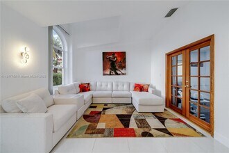 1025 NW 128th Ct in Miami, FL - Building Photo - Building Photo