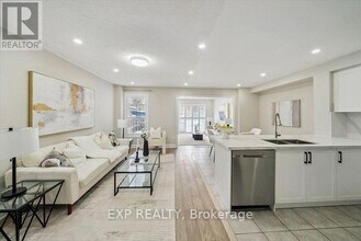 14 Gateway Ct in Whitby, ON - Building Photo - Building Photo