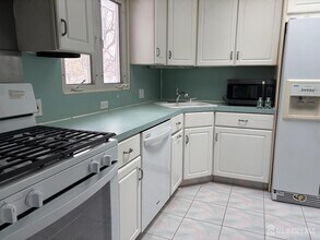 31 Tall Oaks Dr in East Brunswick, NJ - Building Photo - Building Photo