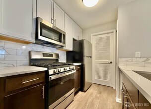 263 Crosspointe Dr in East Brunswick, NJ - Building Photo - Building Photo