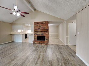 1600 Donovan St, Unit 4 in Baytown, TX - Building Photo - Building Photo