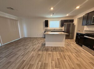 5949 Swift Lariat St in Las Vegas, NV - Foto de edificio - Building Photo