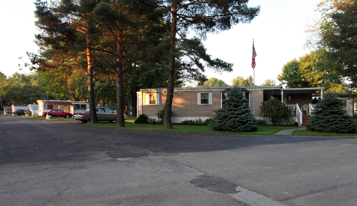 Meadowood in New Middletown, OH - Building Photo