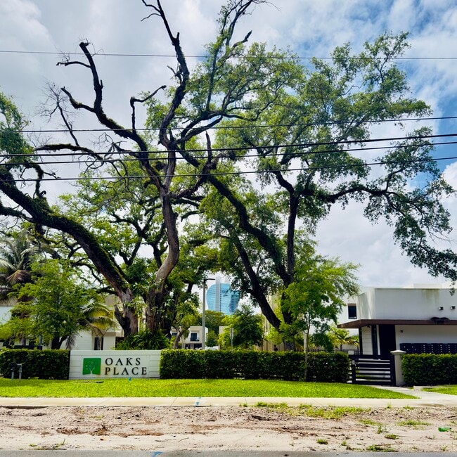 4189 N Oak Pl in Dania Beach, FL - Building Photo - Building Photo