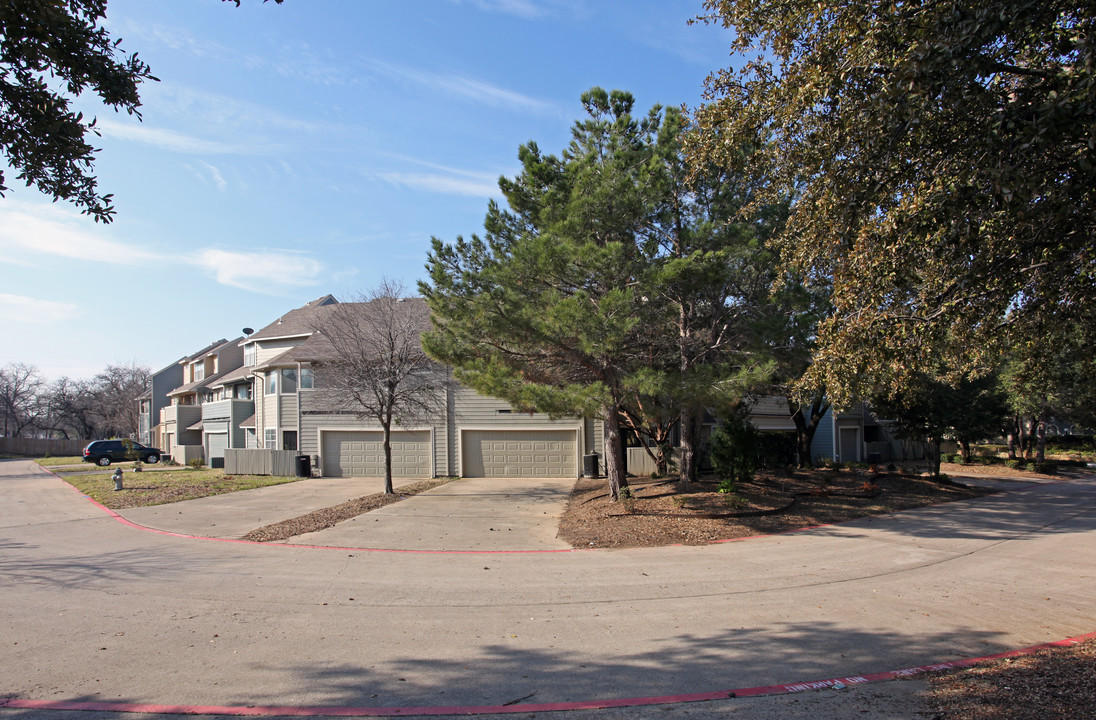 Hidden Oaks Townhomes in Irving, TX - Building Photo