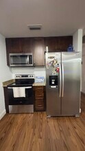 323 Canterbury Dr W in Riviera Beach, FL - Building Photo - Building Photo