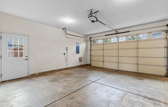 2008 Deer Pointe Ct in Medford, OR - Building Photo - Building Photo