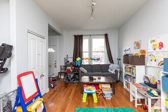 2341 W Montana St, Unit 1F in Chicago, IL - Foto de edificio - Building Photo