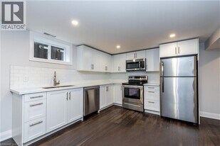 418 E 25th St in Hamilton, ON - Building Photo