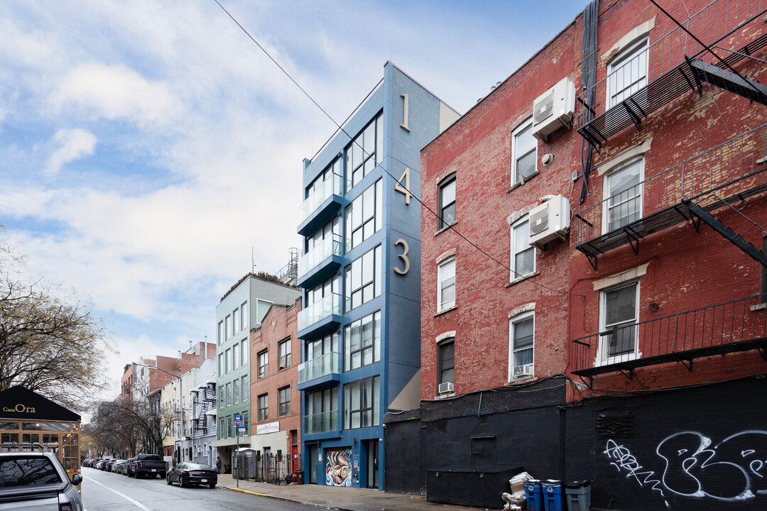 143 Meserole St in Brooklyn, NY - Foto de edificio