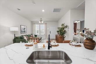 The Cottage Green - Baytown in Baytown, TX - Foto de edificio - Building Photo