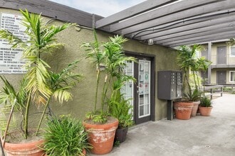 Park Vista in Santa Maria, CA - Foto de edificio - Building Photo