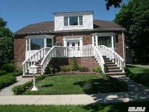 227 Venetian Blvd in Lindenhurst, NY - Building Photo - Building Photo