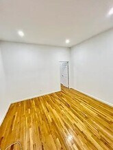 11 Maiden Ln, Unit 3C in New York, NY - Building Photo - Building Photo