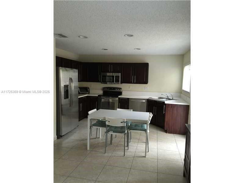10863 NW 53rd Ln in Doral, FL - Building Photo