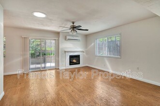 582 Charlotte Dr in San Marcos, CA - Foto de edificio - Building Photo