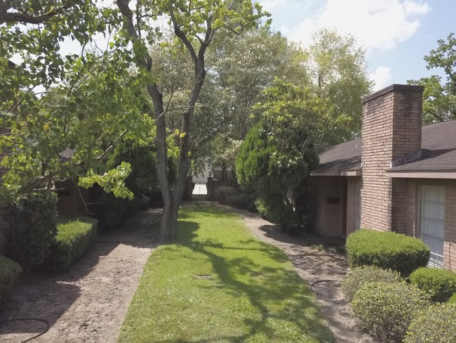 5916 Winsome Ln in Houston, TX - Foto de edificio - Building Photo