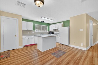 15859 E Park Ct in Houston, TX - Foto de edificio - Building Photo