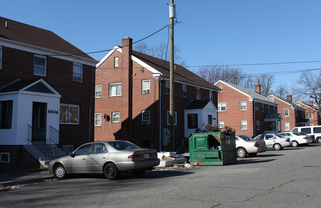 6806 Red Top Rd in Takoma Park, MD - Foto de edificio - Building Photo