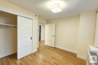 Beautiful 1-Bedroom Apartment — Modern Fin in Queens, NY - Foto de edificio - Building Photo