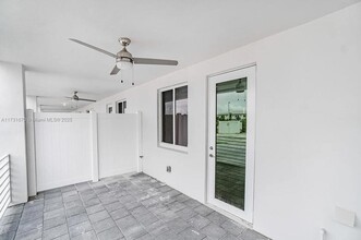 6420 NW 102nd Path in Doral, FL - Building Photo - Building Photo