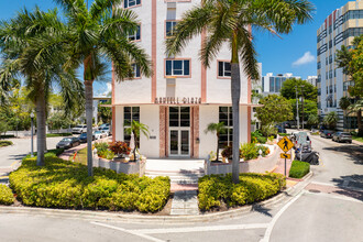 Mantell Plaza in Miami Beach, FL - Building Photo - Building Photo