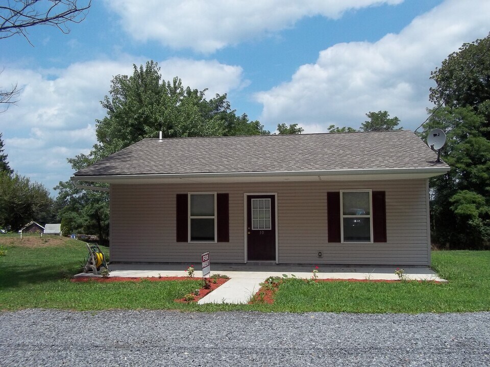 10 Locust Ln in Fleetwood, PA - Building Photo