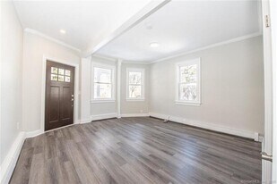 241 Old Stratfield Rd in Fairfield, CT - Building Photo