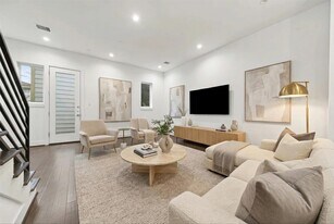 5841 Dolores St in Houston, TX - Building Photo