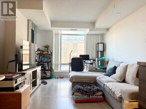 525 Adelaide St W in Toronto, ON - Building Photo - Building Photo