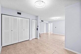 5310 Las Verdes Cir in Delray Beach, FL - Building Photo - Building Photo