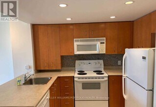 8 Park Rd in Toronto, ON - Building Photo - Building Photo