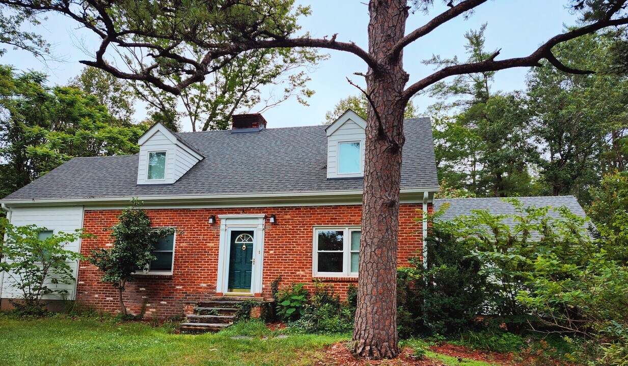 1385 Overlook Dr in Charlottesville, VA - Building Photo