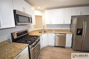 49 Farnham Square in Sayreville, NJ - Building Photo