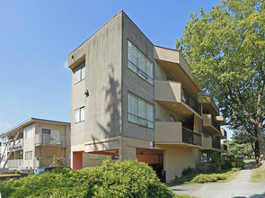 Montcalm Manor in Vancouver, BC - Building Photo - Building Photo