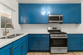 1078 E 7th St in Long Beach, CA - Building Photo - Building Photo