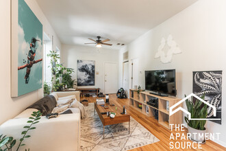 2732 W Chicago Ave, Unit THREE in Chicago, IL - Foto de edificio - Building Photo
