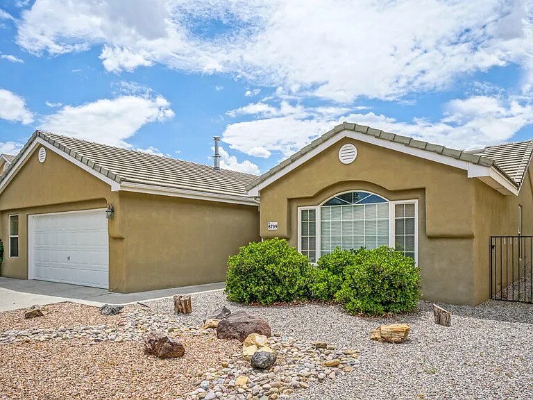 8709 Tierra Alegre Dr NE in Albuquerque, NM - Building Photo