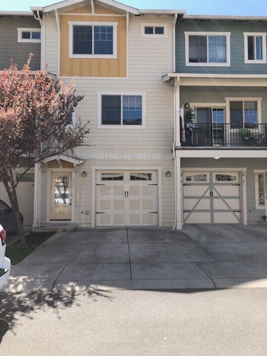 221 Cherry Bark Ln in Medford, OR - Building Photo