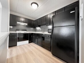 10411 Cedar Lake Rd, Unit 515 in Minnetonka, MN - Building Photo - Building Photo
