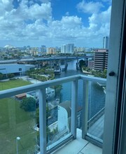 185 SW 7th St, Unit 1500 in Miami, FL - Foto de edificio - Building Photo