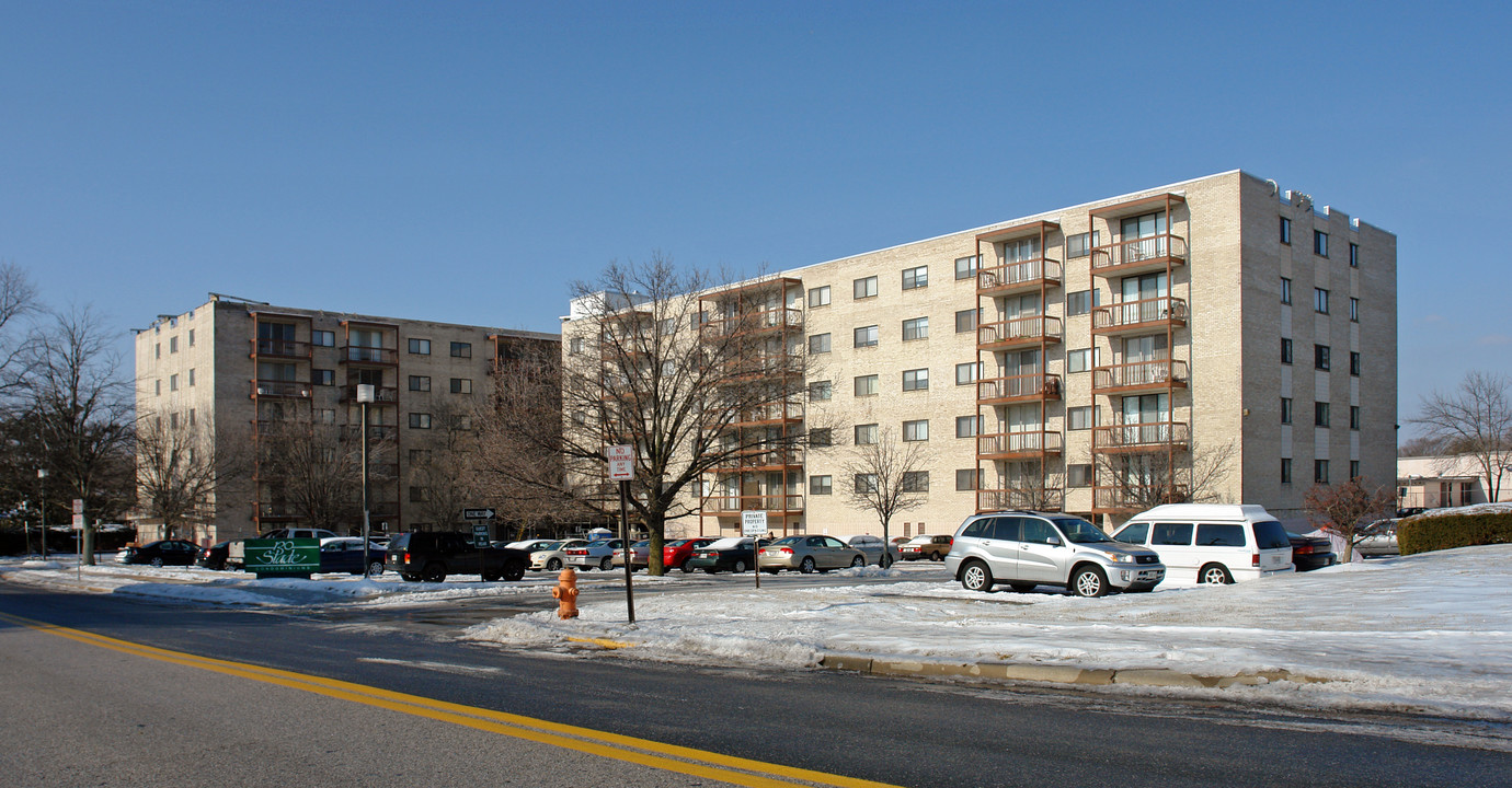 130 Slade Ave in Pikesville, MD - Foto de edificio