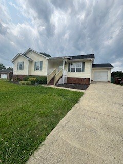 925 Skeet Club Rd in High Point, NC - Building Photo