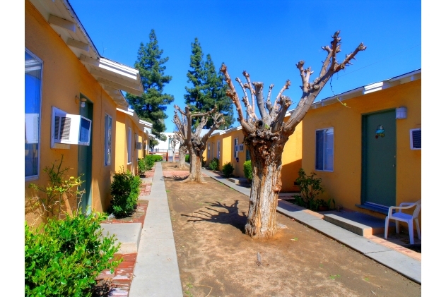 Pacific Gardens Apartments in Bakersfield, CA - Building Photo - Building Photo