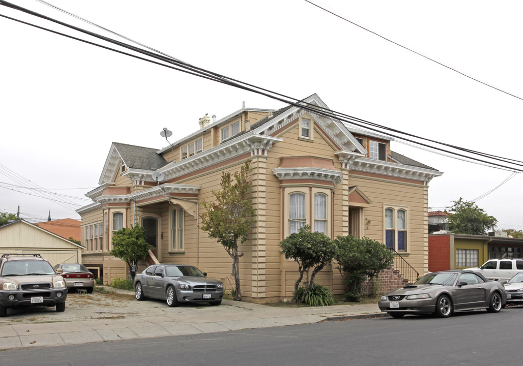 14 W 5th St in Watsonville, CA - Building Photo