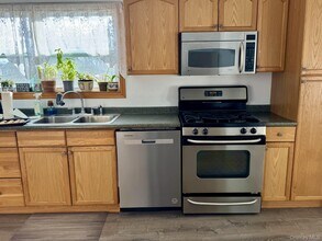 601 Little East Neck Rd in West Babylon, NY - Foto de edificio - Building Photo