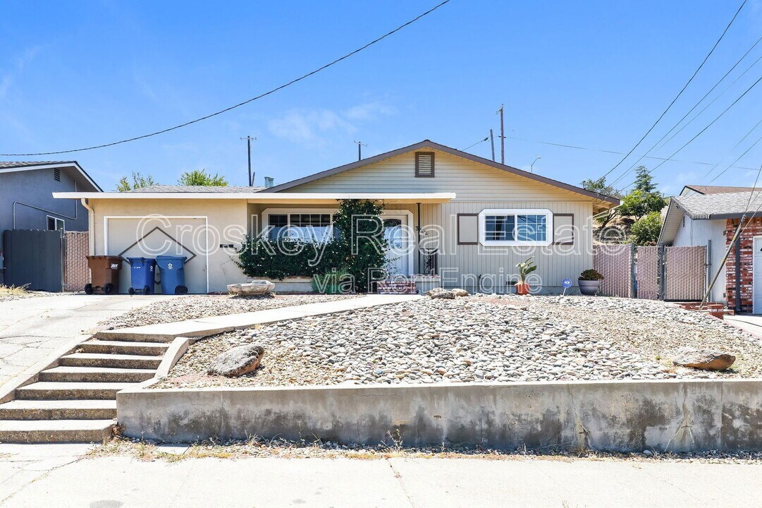 322 Sweeney Rd in Antioch, CA - Foto de edificio