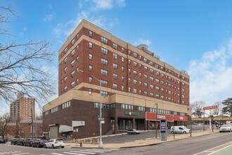 Queens Way in Woodside, NY - Foto de edificio - Building Photo