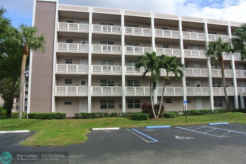 1075 Riverside Dr in Coral Springs, FL - Foto de edificio